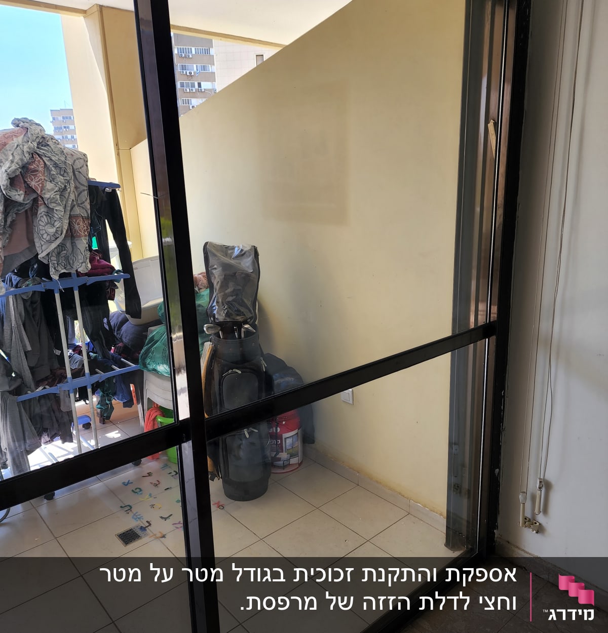 דלת זכוכית שקופה עם מסגרת מתכת שחורה